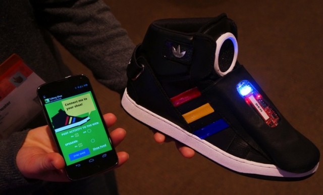 Ďalšia novinka z dielne Google: topánky, ktoré hovoria